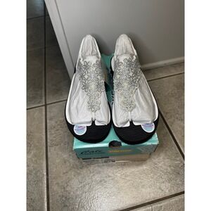 Skechers Cali Yoga Foam Rhinestone Flip Flop Sandals Women's Size 6 White